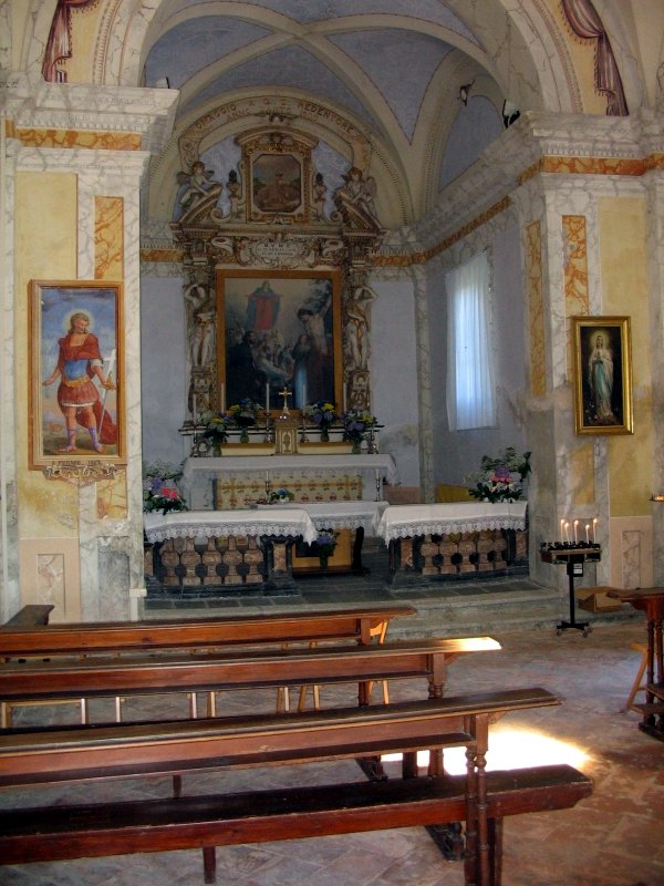 Interno Oratorio Madonna del Sasso a Caprezzo